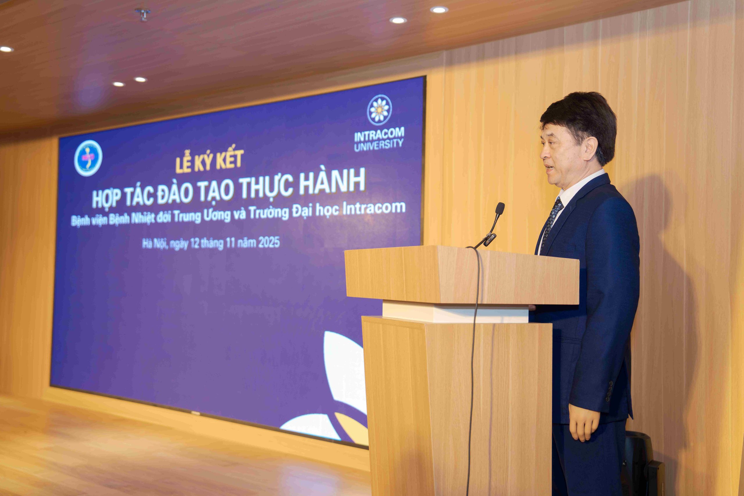 Lễ Ký Kết Hợp Tác Đào Tạo Thực Hành Giữa Trường Đại Học Intracom Và Bệnh Viện Bệnh Nhiệt Đới Trung Ương 5 DSC09568 1 11zon 2 scaled