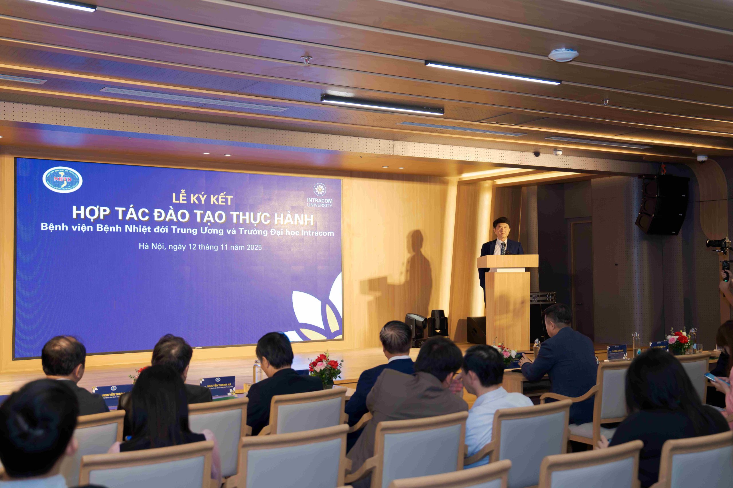 Lễ Ký Kết Hợp Tác Đào Tạo Thực Hành Giữa Trường Đại Học Intracom Và Bệnh Viện Bệnh Nhiệt Đới Trung Ương 1 DSC09593 1 11zon scaled