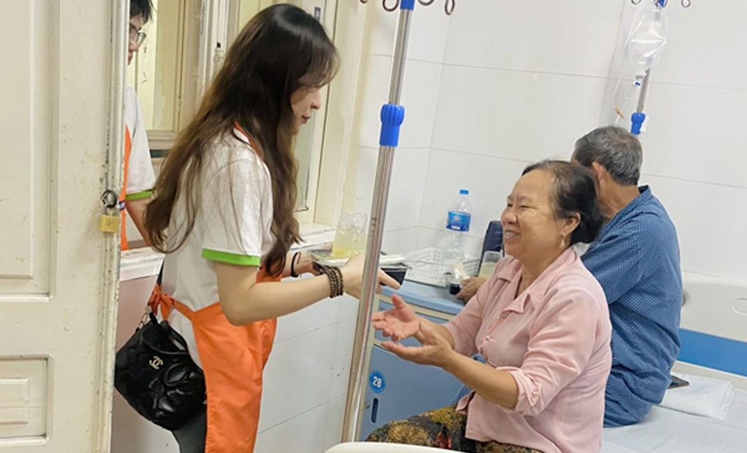 Sinh viên Đại học Intracom và CLB Cơm 5000 Hà Nội trao 30 suất "Cơm Chủ nhật" tại Bệnh viện Thanh Nhàn 2 com chu nhat 2