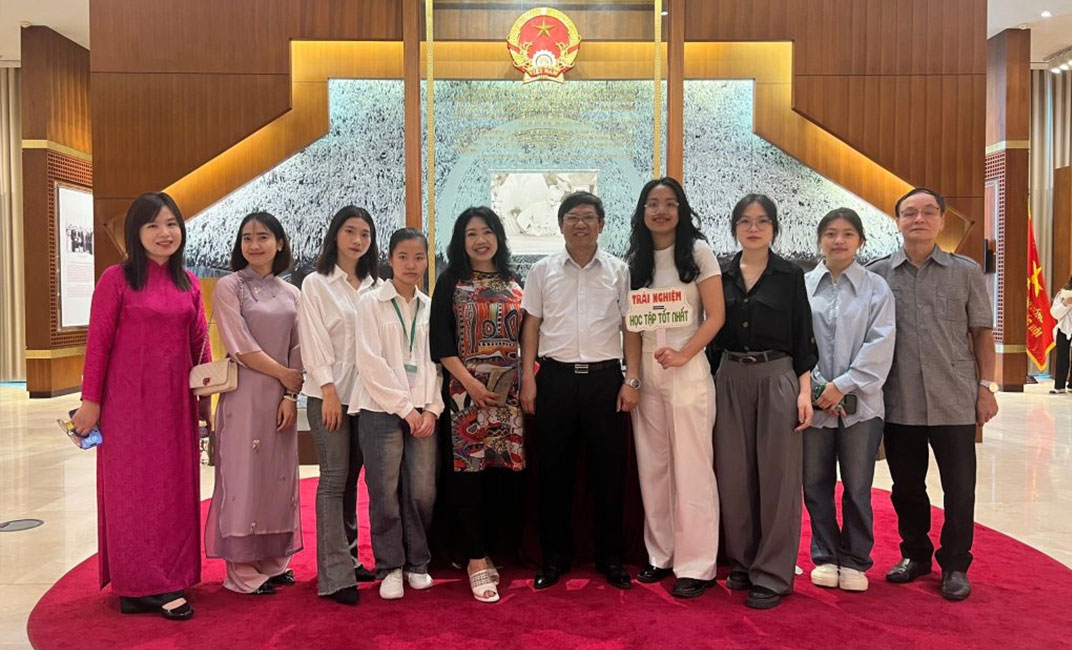 Sinh viên Intracom University thăm quan Tòa nhà Quốc hội và Nhà sàn Bác Hồ 3 sinh vien tham quan 2