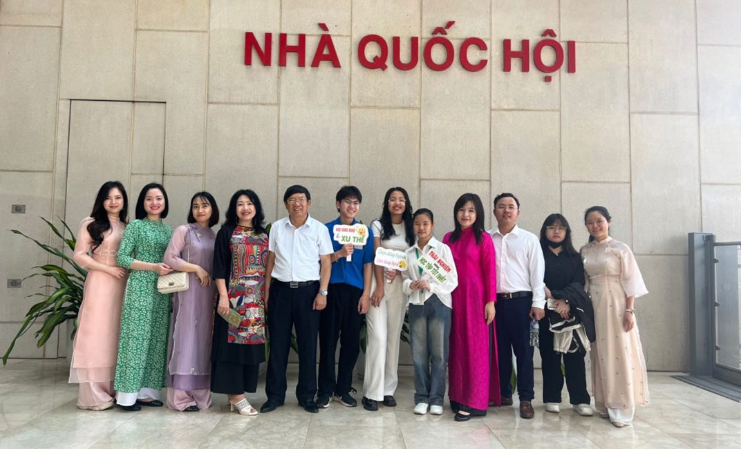 Sinh viên Intracom University thăm quan Tòa nhà Quốc hội và Nhà sàn Bác Hồ 2 sinh vien tham quan 3
