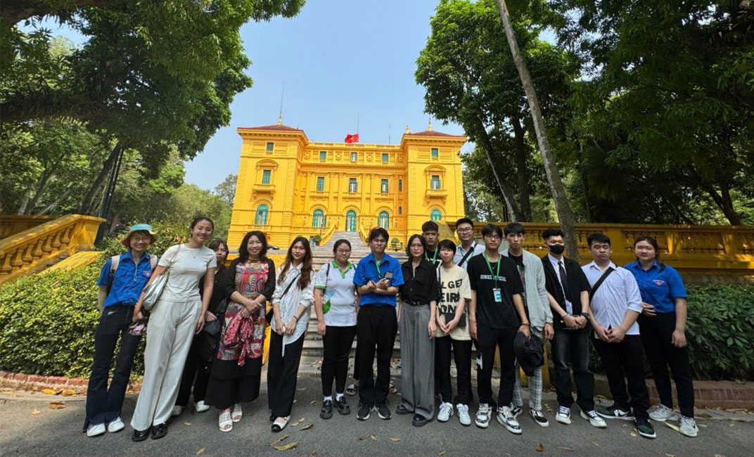 Sinh viên Intracom University thăm quan Tòa nhà Quốc hội và Nhà sàn Bác Hồ 4 sinh vien tham quan